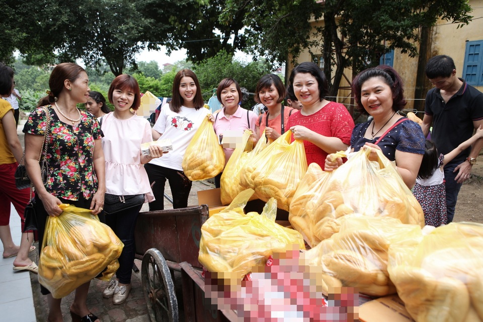 Biết các cụ già rất thích bán mỳ, nên Yan My đã dậy từ rất sớm ra lò bánh lấy về để kịp chuyến đi với ekip.