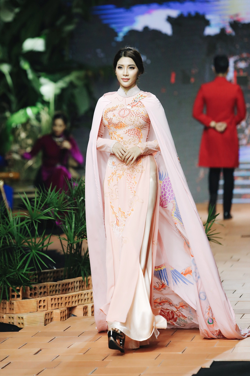 Tương tự như diễn viên Việt Trinh, nữ diễn viên Yan My cũng gây bất ngờ về khả năng catwalk.