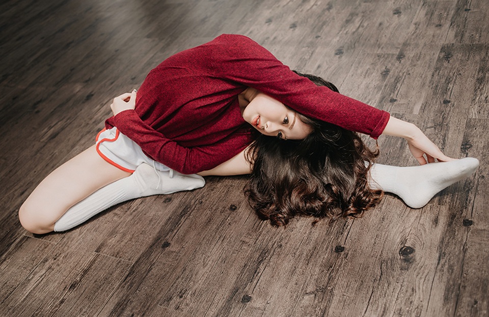 Trong bộ ảnh, Yến Nhi thể hiện khả năng mềm dẻo của cơ thể. Nhi đã có nhiều năm học múa ballet và đam mê yoga.