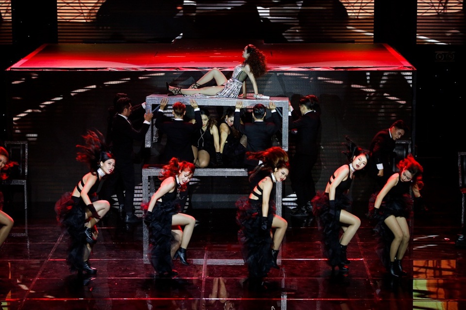 Tiếp theo là phần thi của team Yến Trang với ca khúc Let me feel your love tonight, cô đốn tim người nhìn bằng ảnh xinh đẹp kiêu kỳ và những bước nhảy quyến rũ.