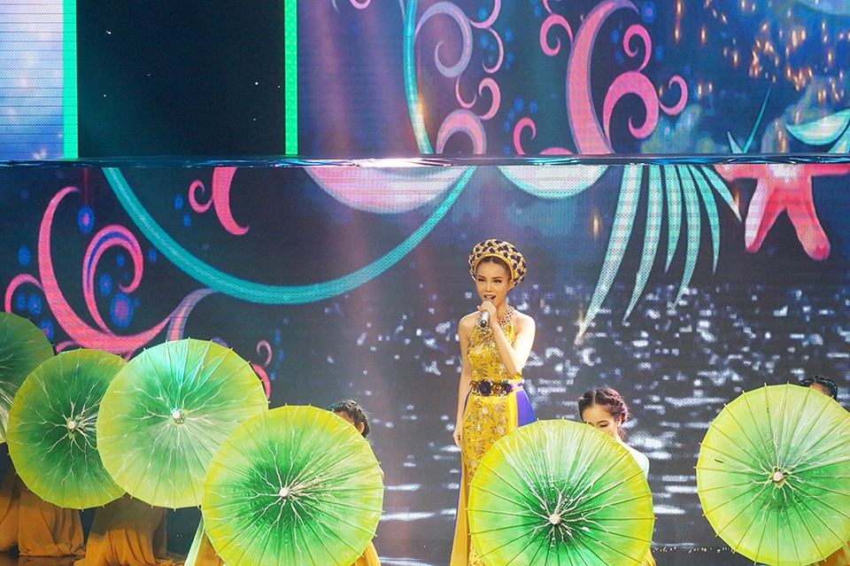 Bảo Thy trở thành quán quân The Remix, nghẹn ngào nhận điểm 10 từ Noo - 9 Yến Trang bước vào phần thi chất liệu dân gian với tiết mục Bèo dạt mây trôi và Tát nước đầu đình. Tiết mục có sự hỗ trợ của ca sĩ Lou Hoàng. Yến Trang kể câu chuyện của cô gái mong chờ tình yêu và đã tìm được tình yêu của mình.