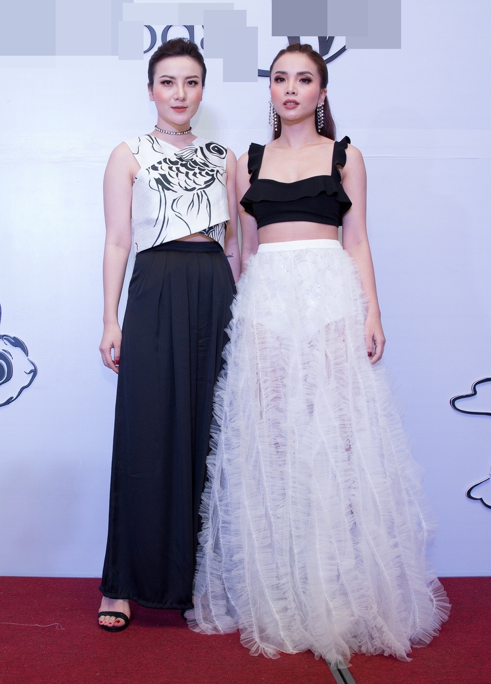 Yến Trang - Yến Nhi ấn tượng với cách mix chân váy cùng crop-top. Yến Trang hiện đang thể hiện rất tốt tại The Remix 2017.