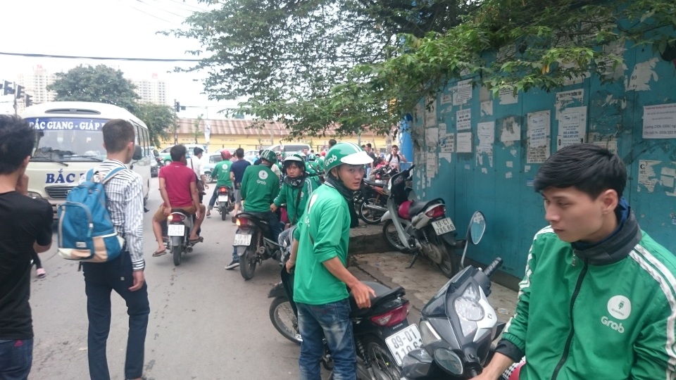 Kỳ 2: Bí mật “vùng cấm” lạnh người giữa 2 “cánh” xe ôm - 3 Cảnh bắt khách ở bến xe Giáp Bát.