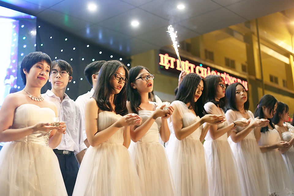 Học sinh Yên Hòa ôm chặt, khóc cảm ơn bố mẹ trong lễ tri ân - 1
Lễ tri ân và trưởng thành năm học 2016-2017 của trường THPT Yên Hòa với chủ đề Tuổi 18 - Đi để trở về