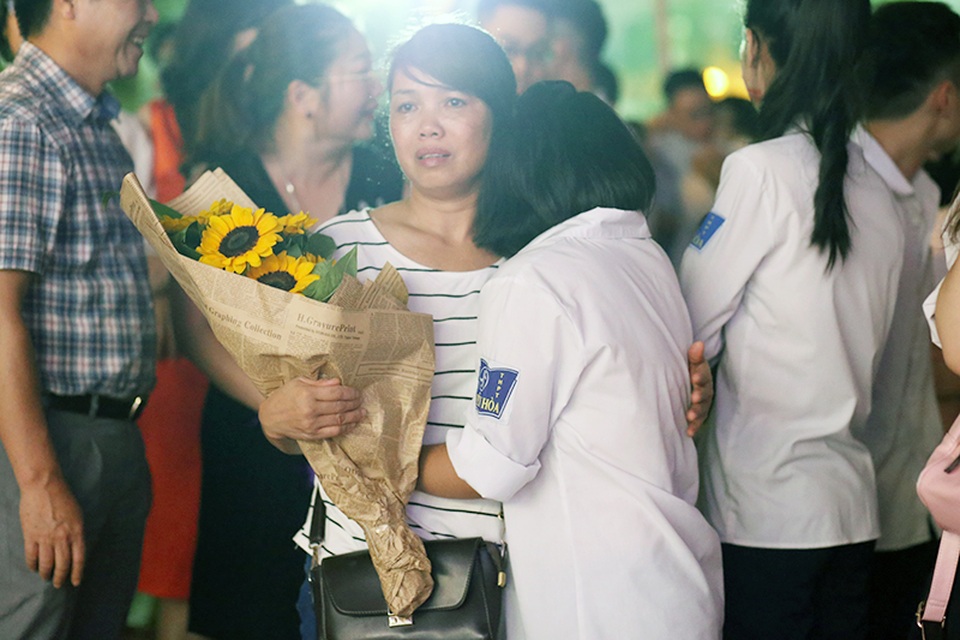 Học sinh Yên Hòa ôm chặt, khóc cảm ơn bố mẹ trong lễ tri ân - 10 Học sinh Yên Hòa ôm chặt, khóc cảm ơn bố mẹ trong lễ tri ân - 10