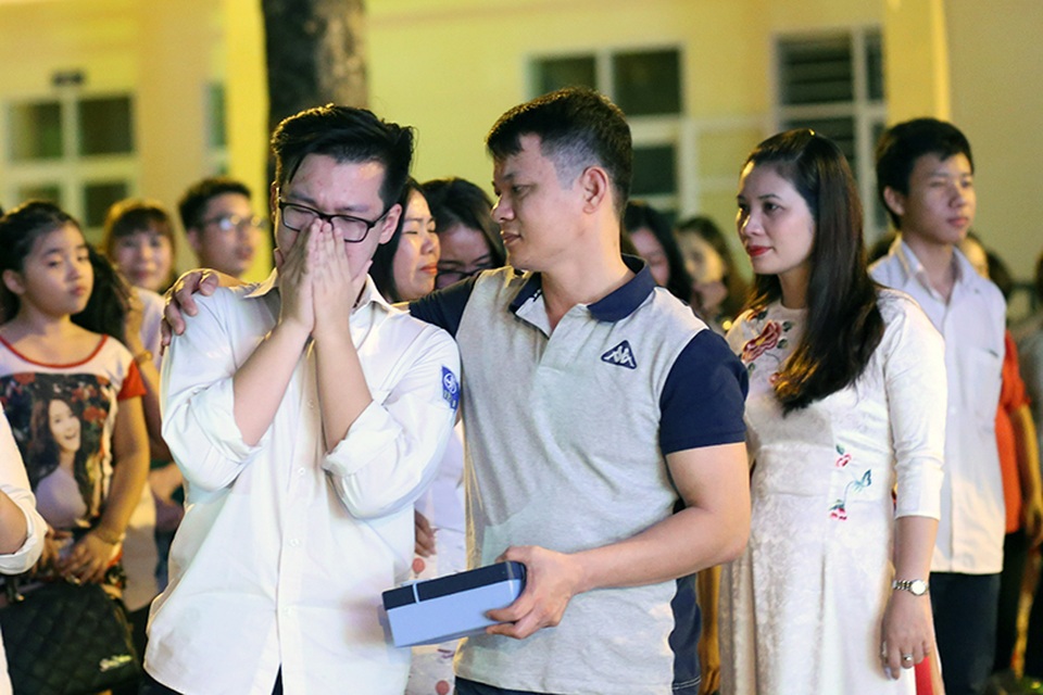 Học sinh Yên Hòa ôm chặt, khóc cảm ơn bố mẹ trong lễ tri ân - 6
Nam sinh cũng không giấu nổi giọt nước mắt xúc động