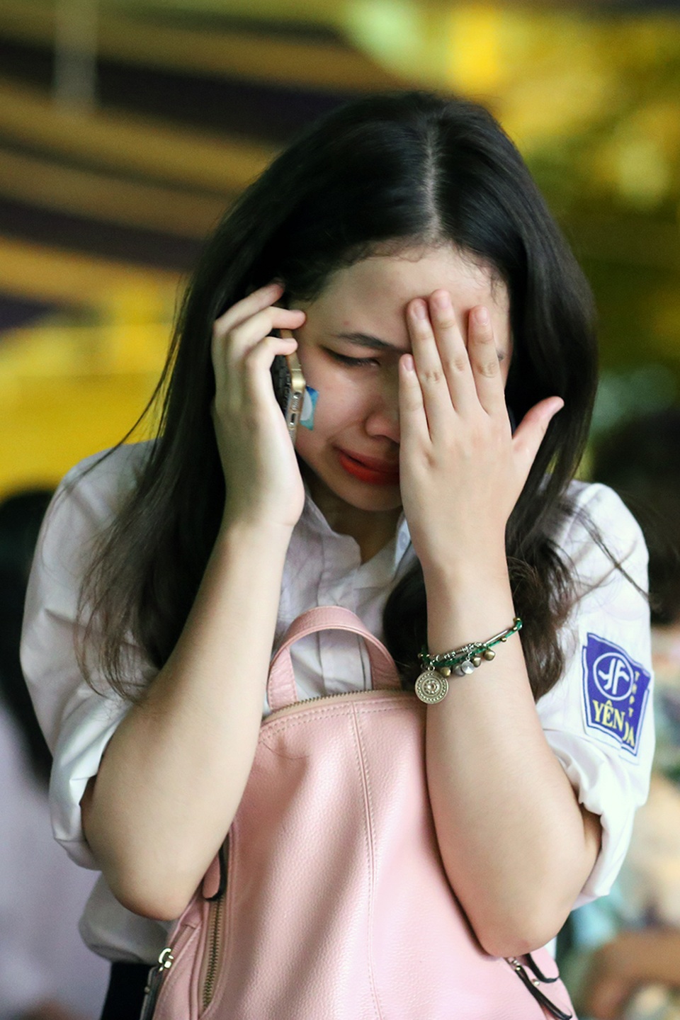 Học sinh Yên Hòa ôm chặt, khóc cảm ơn bố mẹ trong lễ tri ân - 7
Một nữ sinh gọi điện thoại cho bố mẹ, chia sẻ những lời biết ơn đầy xúc động.