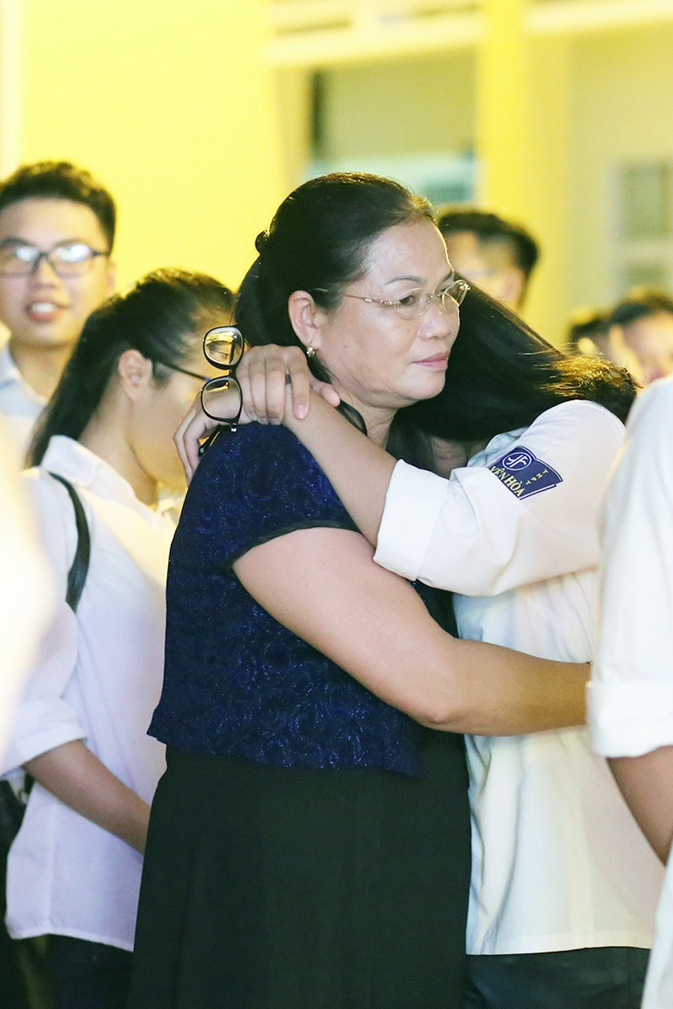 Học sinh Yên Hòa ôm chặt, khóc cảm ơn bố mẹ trong lễ tri ân - 8
Dù có lớn, dù có khôn, đứng trước đấng sinh thành vẫn cúi đầu cảm ơn.