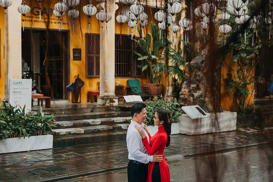 Cái kết đẹp cho chuyện tình đơn phương 3 năm của chàng trai Bình Dương - 10
“Tháng 5 vừa rồi, anh sắp đi nước ngoài nên anh ngỏ lời trước khi bay, nhưng trước đó mấy ngày không thấy anh nói gì nên mình tỏ ra giận dỗi, tắt điện thoại, không nói chuyện nên anh đến trước nhà chờ mình. Anh ngỏ lời cầu hôn khiến mình hạnh phúc mà quên mất đang giận anh”, Bảo Châu chia sẻ thêm.