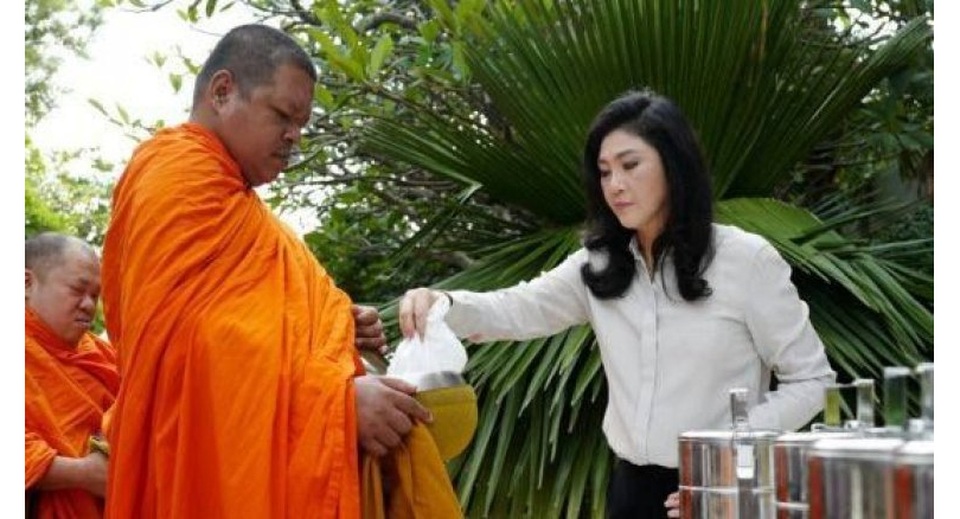 Hé lộ những phút cuối cùng của bà Yingluck trước khi bỏ trốn khỏi Thái Lan - 1
Bà Yingluck làm lễ tại ngôi chùa ở Bangkok sáng 23/8. (Ảnh: The Nation)