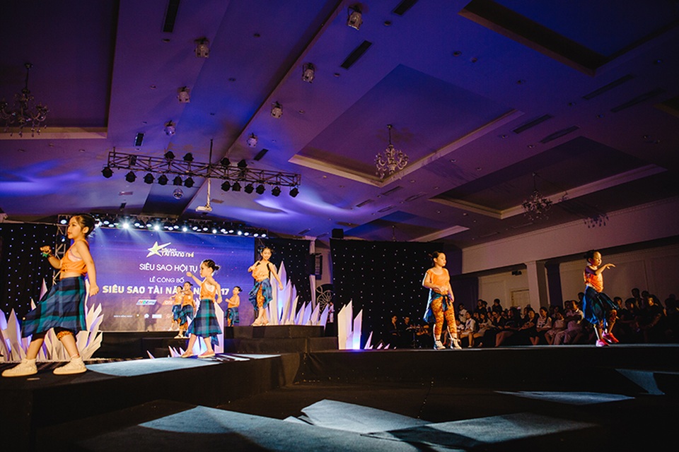 100 mẫu nhí tự tin sải bước trên sàn catwalk - 12 Sàn diễn độc đáo, có nhiều bậc lên xuống nhưng không làm khó được các mẫu nhí.