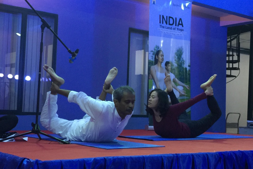 Giảm căng thẳng với các bài tập yoga từ chuyên gia Ấn Độ - 2
Tư thế Dhanurasan