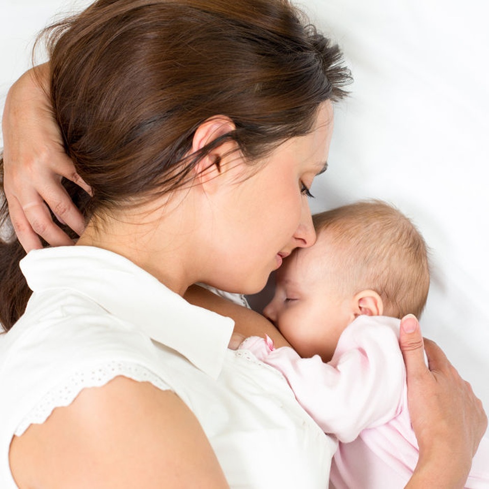 Làm thế nào để vun đắp tình cảm cha con? - 1
Khi người mẹ cho con bú, não bộ sẽ giải phóng chất oxytocin. Điều này tạo ra một sự gắn kết giữa người mẹ và đứa con. (Ảnh minh họa)