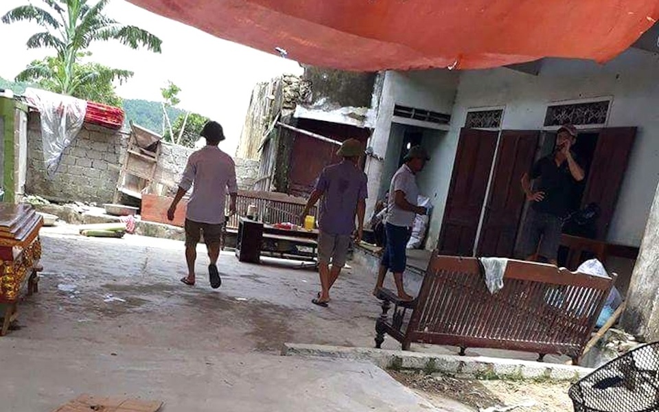 Cụ ông tử vong sau khi tiêm thuốc tại phòng khám của Trạm trưởng Y tế xã - 1 Người thân ông Đắc làm lễ mai táng sau sự việc xảy ra.