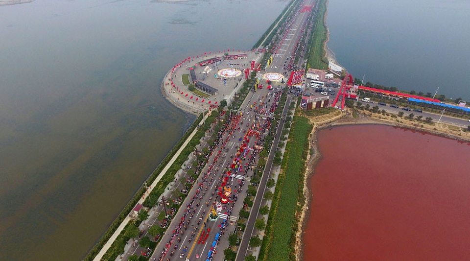 “Biển chết” ở Trung Quốc đột nhiên chuyển sang màu cầu vồng kỳ lạ - 2 “Biển chết” ở Trung Quốc đột nhiên chuyển sang màu cầu vồng kỳ lạ - 2