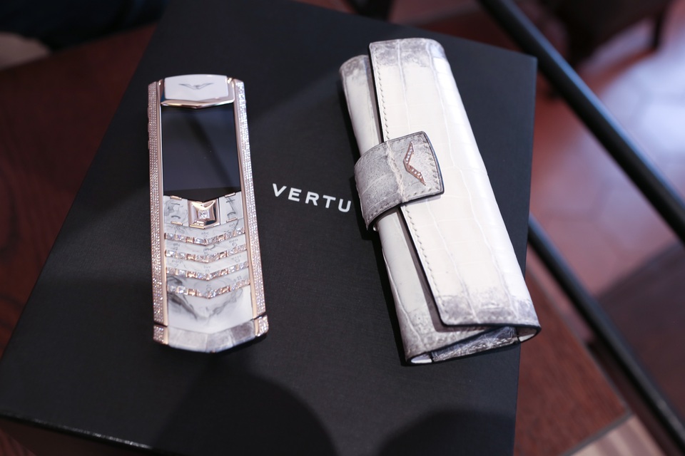 Bộ đôi Vertu Signature S đặc biệt về Việt Nam có giá lên đến 3 tỷ đồng - 3 Phiên bản của nữ giới
