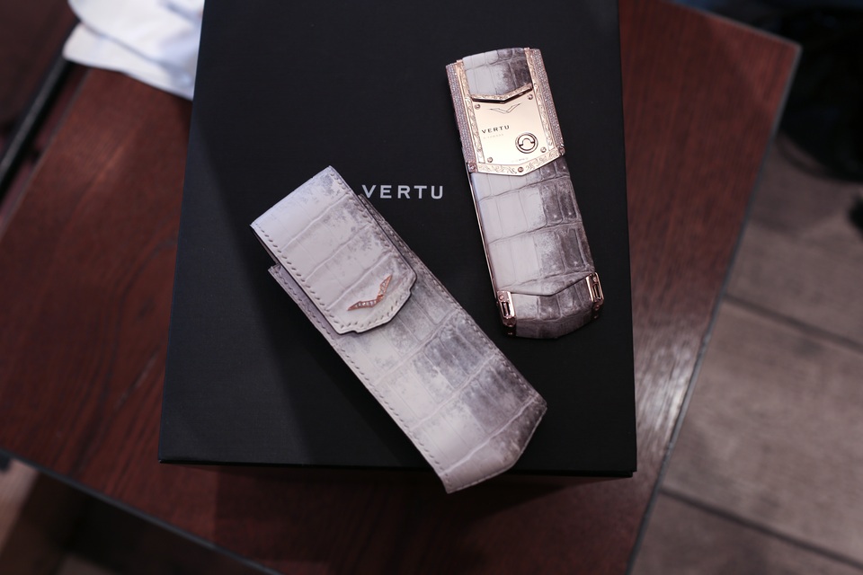 Bộ đôi Vertu Signature S đặc biệt về Việt Nam có giá lên đến 3 tỷ đồng - 7 Mặt lưng của máy