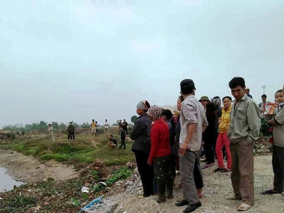 Người dân bàng hoàng trước sự việc (ảnh: Thanh Hồng)