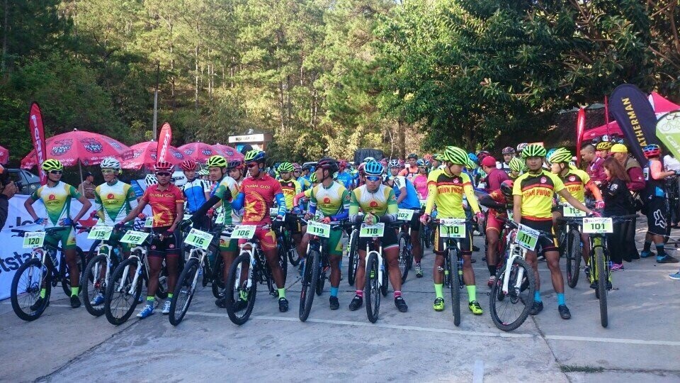 Ngắm các vận động viên xe đạp vượt suối, băng rừng ở Đà Lạt - 1 Các VĐV chuẩn bị xuất phát ở chặng đầu tiên
