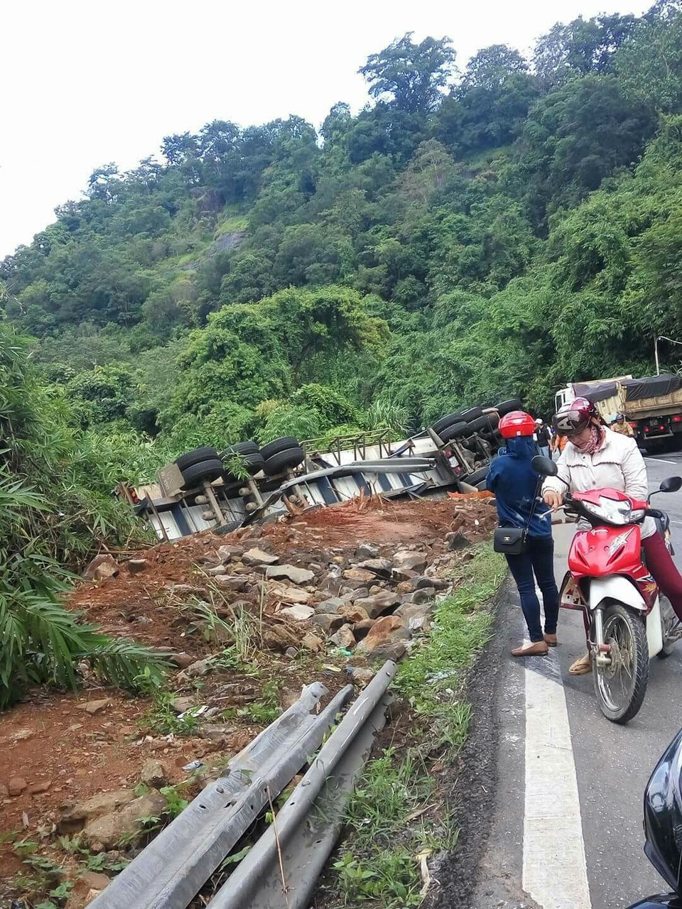 Giải cứu tài xế mắc kẹt trong chiếc xe lật chênh vênh trên đèo - 2 Giải cứu tài xế mắc kẹt trong chiếc xe lật chênh vênh trên đèo - 2