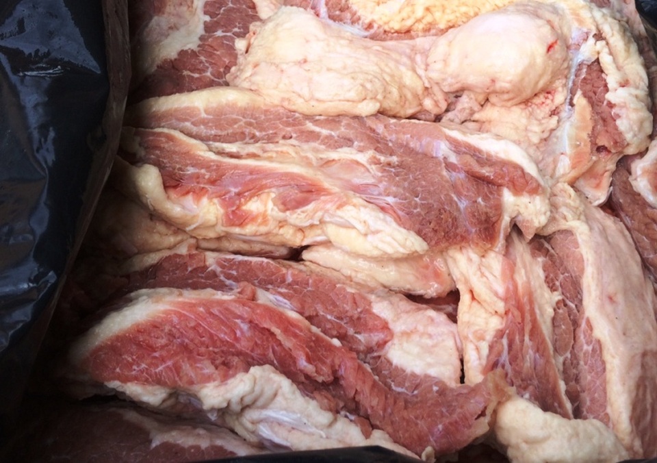 Hơn 3 tạ thịt bò bốc mùi mang ra Hà Nội tiêu thụ - 1 Toàn bộ số thịt bò đã bốc mùi hôi thối