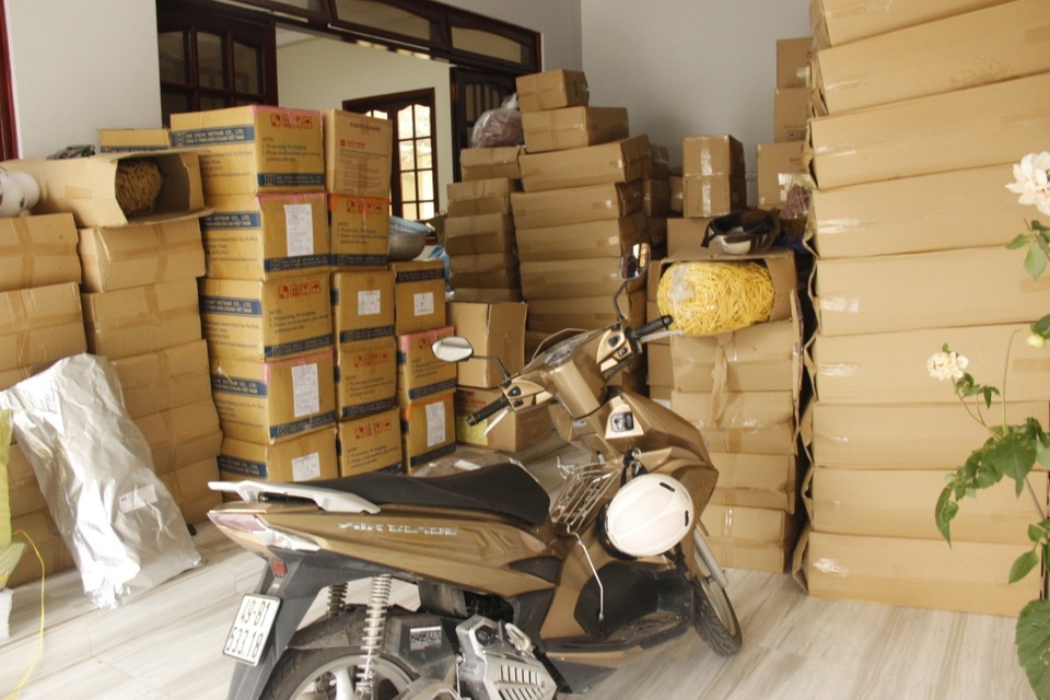 Bắt giữ 1 tấn đặc sản “dỏm” đeo “made-in Đà Lạt” - 2 Lực lượng chức năng đang kiểm tra lô hàng rau, củ quả sấy không rõ nguồn gốc (ảnh: Đức Huy)