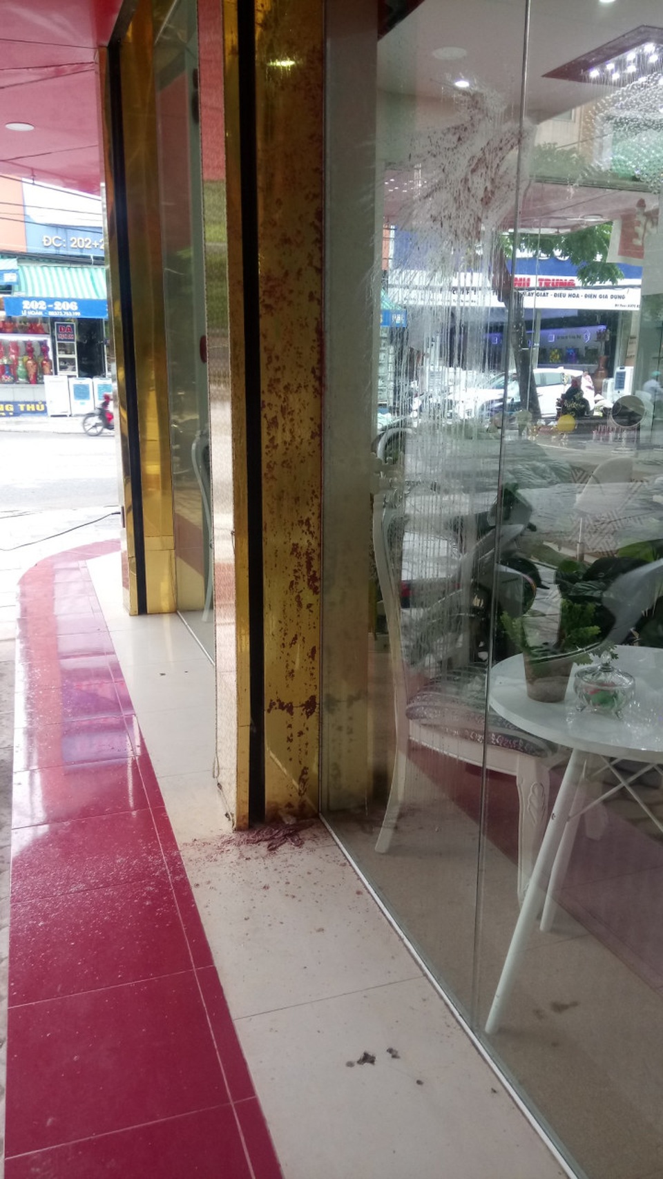 Một thẩm mỹ viện bị ném chất bẩn vào cửa trong đêm - 1
Chất bẩn và mắm tôm đối tượng lạ ném vào cửa TMV Trương Kiều Xuân trong đêm