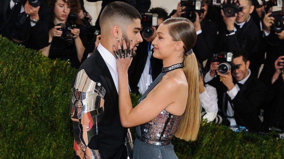 Zayn Malik đi xe lăn tới nhà bạn gái - 7
Đôi tình nhân trẻ rất đắt show sự kiện và từng xuất hiện trên bìa tạp chí Vogue.