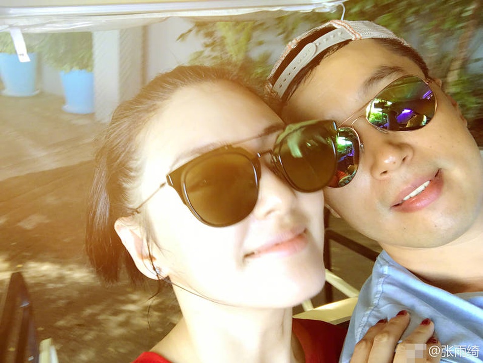 Rộ tin Trương Vũ Kỳ mang bầu với người chồng thứ hai - 1
Trương Vũ Kỳ và người chồng giàu có thành đạt trong kỳ nghỉ chung của gia đình. Chồng của Trương Vũ Kỳ từng có một đời vợ và con gái riêng còn nữ diễn viên họ Trương cũng từng trải qua một đời chồng nhưng không có con riêng.