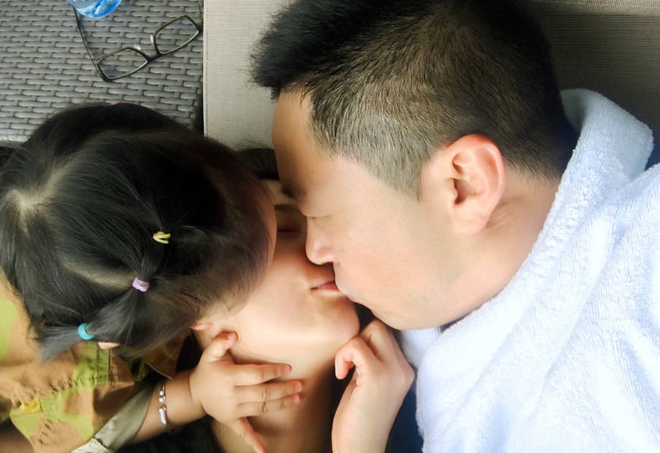 Rộ tin Trương Vũ Kỳ mang bầu với người chồng thứ hai - 7
Trương Vũ Kỳ khóa môi chồng trước mặt con gái riêng của anh. Gia đình ba người trông rất hạnh phúc.