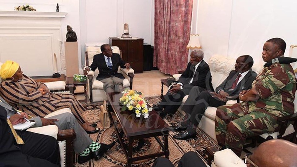 Bị quân đội quản thúc, Tổng thống Zimbabwe quyết không từ chức - 1
Tổng thống Zimbabwe Robert Mugabe trong cuộc đàm phán với quân đội trước sự chứng kiến của các đặc phái viên Nam Phi. (Ảnh: Reuters)