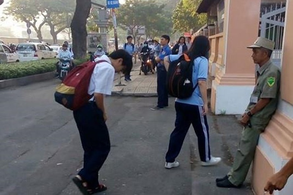 May còn cái cúi đầu của học sinh trường Lê Hồng Phong - 1
Học sinh trường Lê Hồng Phong trước khi vào cổng trường đều tự động cúi chào bác bảo vệ, một hình ảnh rất đẹp. Ảnh: Zing.vn
