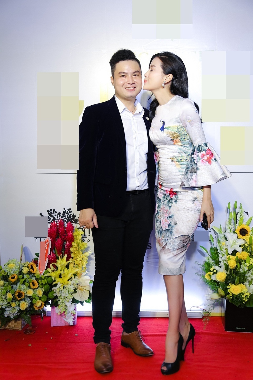 Chân dài Việt mặc kín bưng, đến sớm vì sợ “lộ hàng”, nhận “gạch đá” - 4 Cô không ngần ngại hôn má đàn anh.