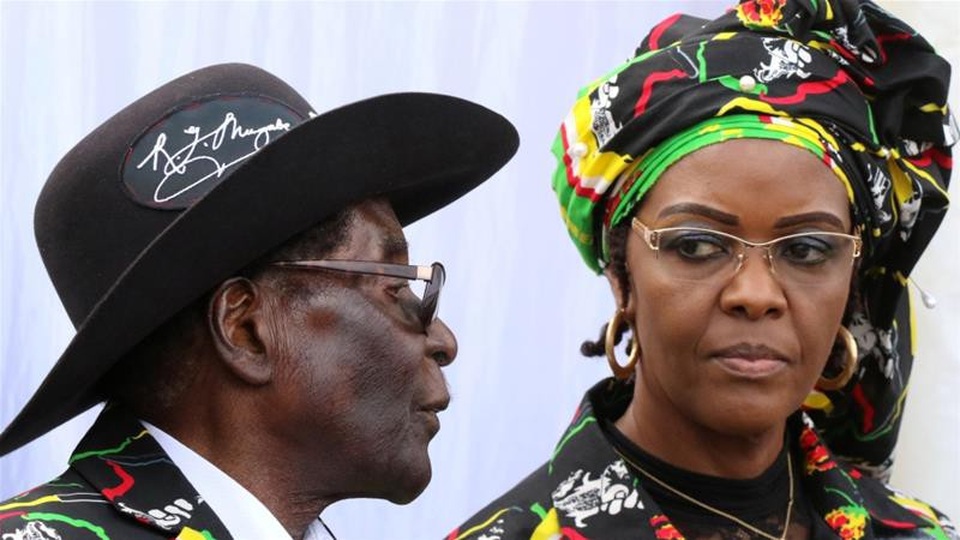 Đệ nhất phu nhân Zimbabwe vắng bóng bí ẩn giữa “tâm bão” chính biến - 1 Đệ nhất phu nhân Grace Mugabe và Tổng thống Robert Mugabe (Ảnh: Reuters)