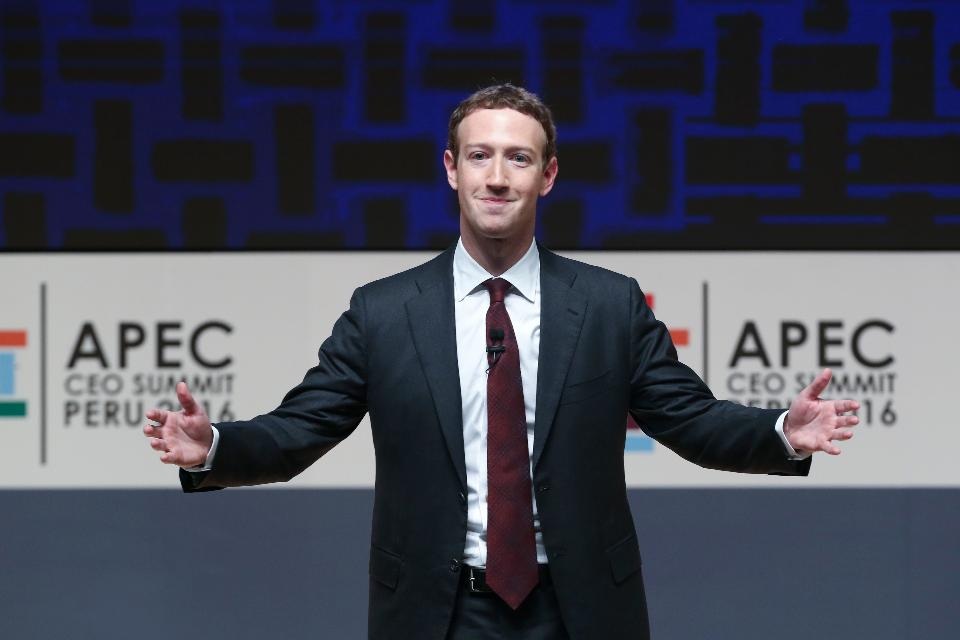 Mark Zuckerberg kiếm 5 tỷ USD chỉ trong 2 tuần đầu 2017 - 1
Trong 2 tuần đầu tiên của năm 2017, tổng tài sản của ông chủ Facebook đã tăng thêm 5 tỷ USD.