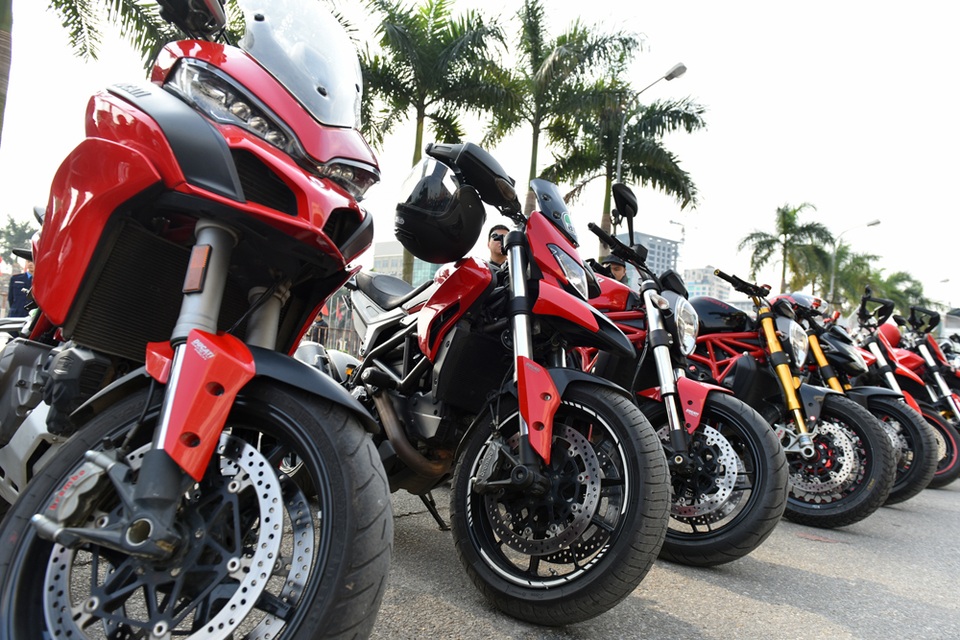 Đoàn môtô phân khối lớn diễu hành tưởng nhớ Trần Lập - 3
Nhiều xe phân khối lớn tham gia đoàn diễu hành gồm những người chơi xe ở Hà Nội, trong đó có rất đông những người bạn thân thiết của cố nhạc sĩ.