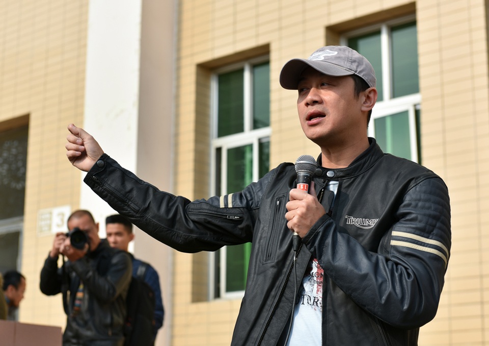 Đoàn môtô phân khối lớn diễu hành tưởng nhớ Trần Lập - 2
MC Anh Tuấn có mặt từ sớm. Anh cũng là người đề nghị đoàn diễu hành mang thông điệp Vì một cộng đồng khoẻ mạnh.