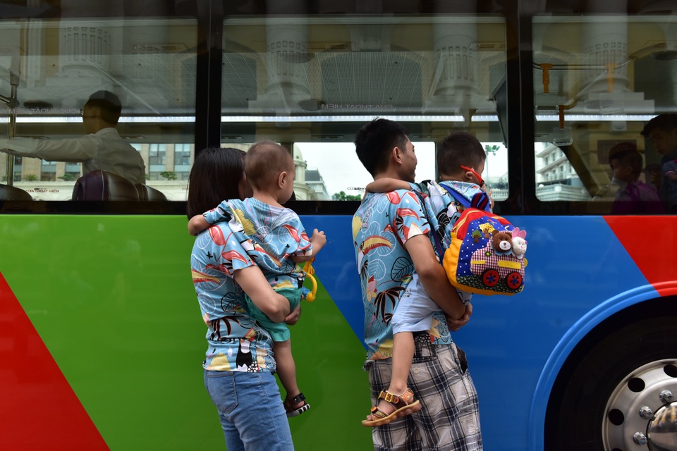 Xe buýt 2 tầng phục vụ Citytour: Cần tính trong điều kiện của Việt Nam - 2 Nhiều hành khách đã có mặt từ khá sớm tại điểm đỗ xe Nhà hát lớn tham gia trải nghiệm loại hình độc đáo này.