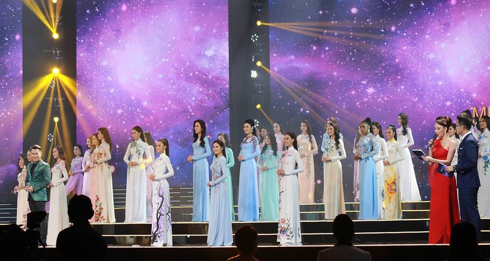 H’Hen Nie đăng quang Hoa hậu Hoàn vũ Việt Nam 2017 - 25
Trải qua một hành trình dài qua các vòng thi sơ khảo và bán kết, bây giờ là thời điểm nước rút để các thí sinh chứng minh bản thân xứng đáng trở thành người kế vị của danh hiệu Hoa hậu Hoàn vũ Việt Nam.
