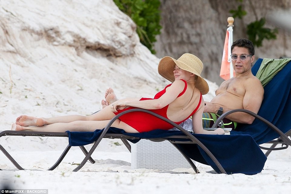 
Nữ diễn viên Michelle Williams và bạn trai Andrew Youmans thư giãn trên bãi biển Bahamas cách đây ít ngày
