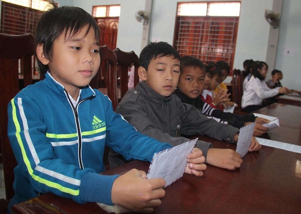 Grobest Việt Nam thắp sáng ước mơ học sinh nghèo miền đất võ - 4 Các em học sinh vui mừng nhận học bổng và hứa sẽ cố gắng hơn nữa trong học tập và rèn luyện đạo đức.
