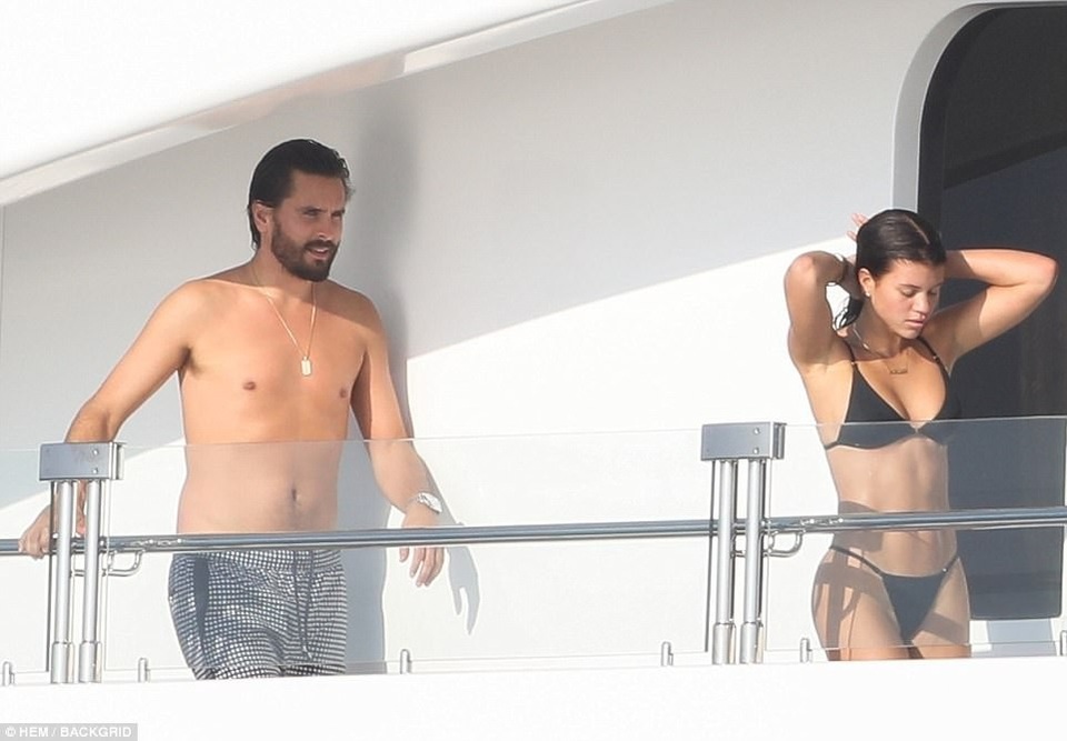 Con gái danh ca Hello thư giãn trên biển cùng bạn trai - 1
Scott Disick, 34 tuổi và Sofia Richie, 19 đang tận hưởng kỳ nghỉ tại Mexico