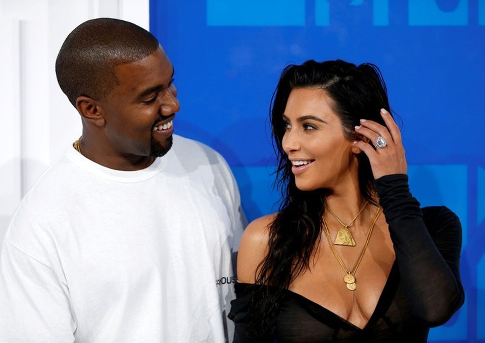 Kim Kardashian đón con thứ 3 nhờ phương pháp mang thai hộ - 1
Kim Kardashian và Kanye West đã chính thức lên bố mẹ lần thứ 3, cặp đôi thông báo: Chúng tôi rất vui mừng khi được thông báo rằng giấc mơ của chúng tôi đã thành hiện thực. Món quà tuyệt vời nhất chúng tôi đã nhận được là sự chào đời của con gái cưng. Chúng tôi xin cảm ơn các bác sỹ và y tá đã chăm sóc mẹ và con.