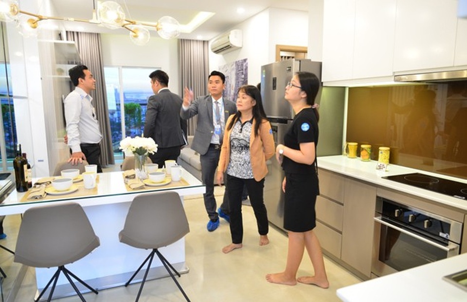 TTC LAND tiếp tục phủ sóng thị trường bất động sản khu Tây - 1 Khách hàng đang xem một căn hộ thuộc dòng Carillon và đặc biệt thích thú vì thiết kế hiện đại, tinh tế và hợp công năng.