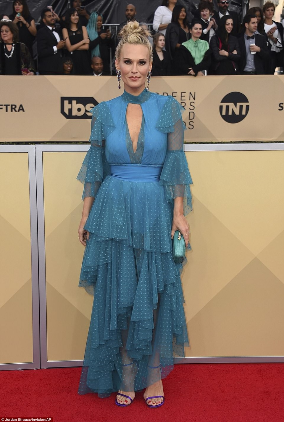 
Molly Sims và bộ váy bèo nhún quá rườm rà
