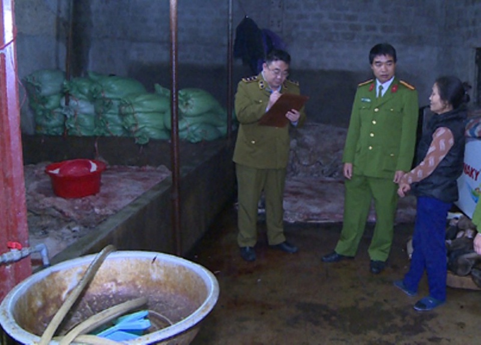 Hàng tấn thực phẩm bẩn, bốc mùi ôi thiu chuẩn bị được đưa đi Hà Nội tiêu thụ - 1 Cảnh sát môi trường kiểm tra và phát hiện hơn 1 tấn thực phẩm bốc mùi ôi thiu chuẩn bị được đưa đi Hà Nội tiêu thụ
