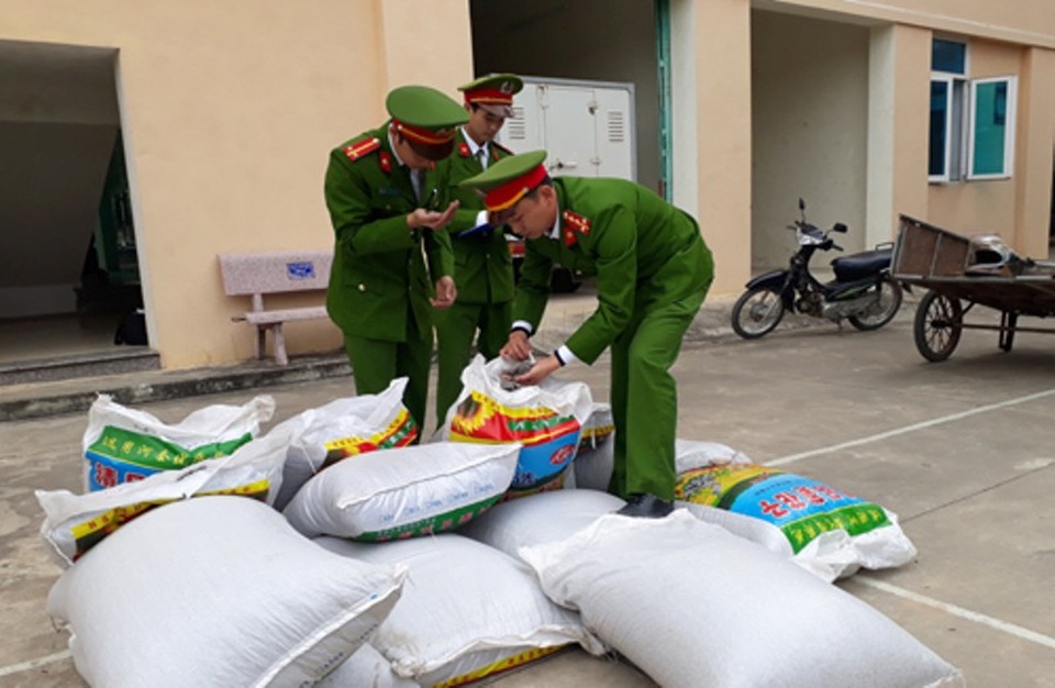 Hơn 3 tạ hạt hướng dương ẩm mốc, bốc mùi hôi chuẩn bị tiêu thụ trong dịp Tết - 1 Công an huyện Thọ Xuân kiểm tra lô hàng