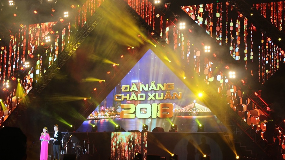 Biển người đếm ngược chào đón năm mới 2018 ở Đà Nẵng - 2 Nhiều nghệ sĩ nổi tiếng cùng Đà Nẵng chào xuân 2018