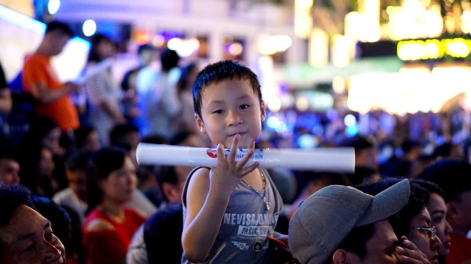 Một em nhỏ phấn khích xoay cùng điệu nhạc