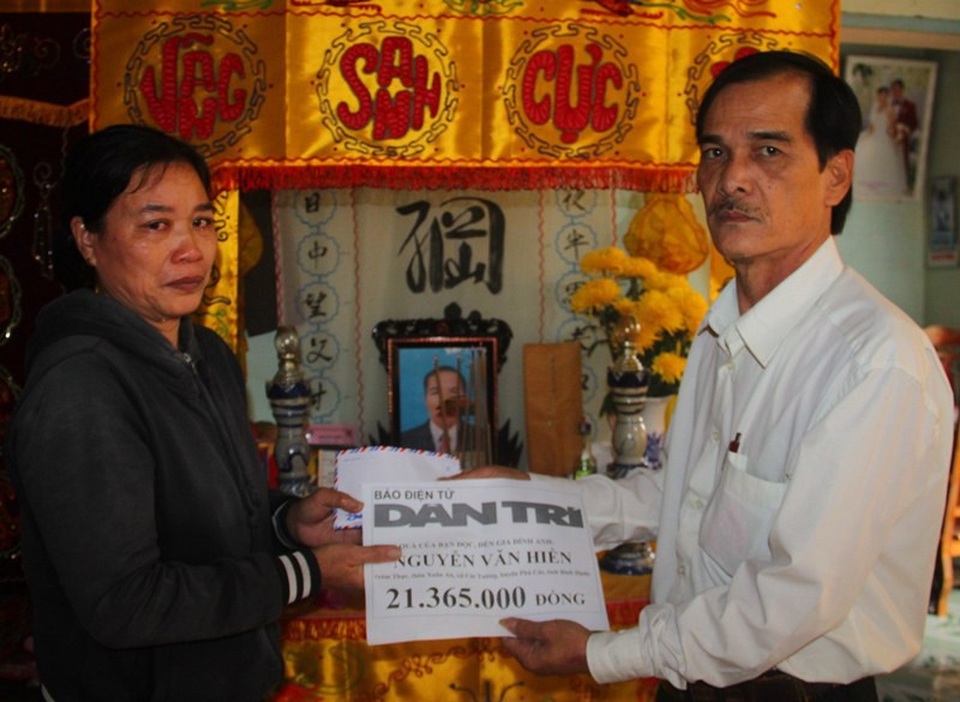 Bạn đọc giúp cô giáo Nguyễn Thị Ngọc Sâm hơn 21 triệu đồng - 1 Thay mặt báo Dân trí, đại diện lãnh đạo xã Cát Tường, huyện Phù Cát (Bình Định) trao tiền bạn đọc đến hoàn cảnh gia đình cô giáo Sâm.